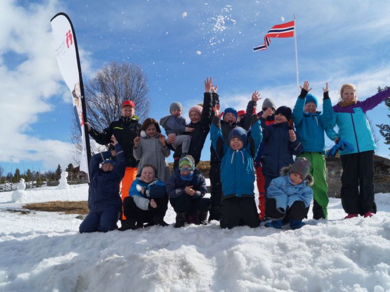 Foto: Barn fra fylkesforeningen i Buskerud jubler over gavene som har kommet inn til Barnekreftforeningen. 