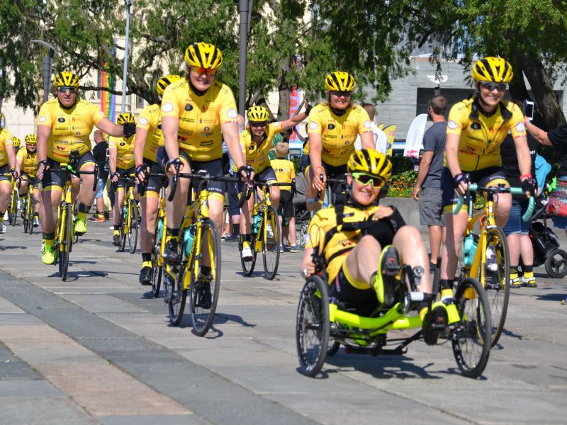 Team Rynkeby på vei til Paris fra Oslo rådhus