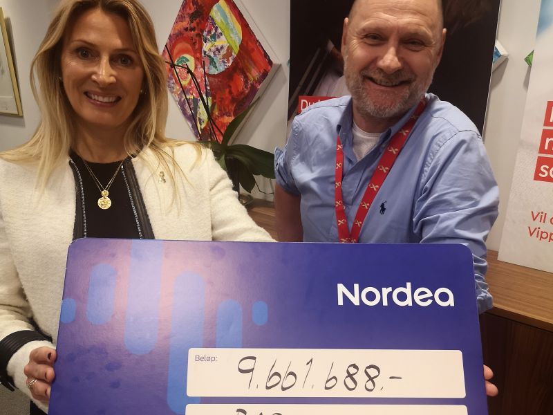Trine Nicolaysen, daglig leder i Barnekreftforeningen mottar sjekk fra Kenneth Baltzersen, Country Manager i Team Rynkeby God Morgon.