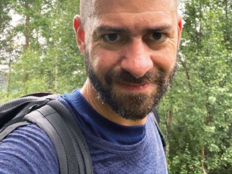 Henrik Singsdal på vei mot fjellet