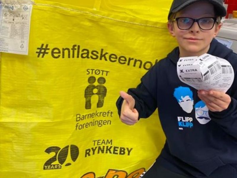 Emil samler inn panteflasker