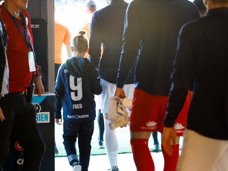 Preben går ut på Marienlyst stadion med fotballgutta