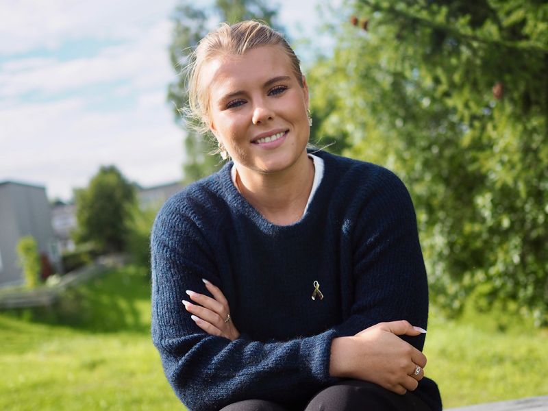 Caia ute i hagen