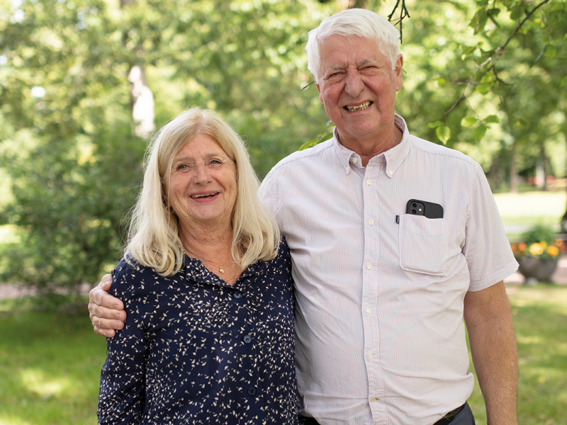 Vibeke og Gunnar i hagen
