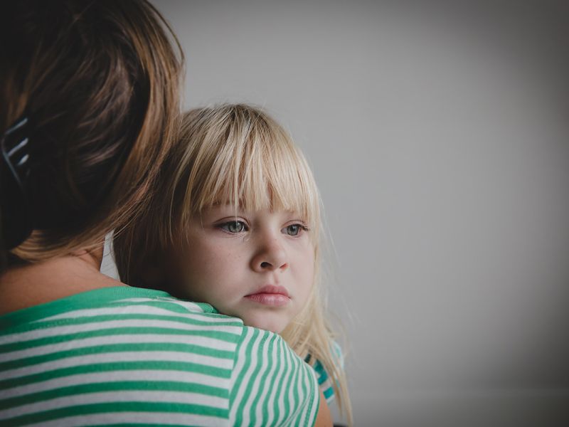 Barn på armen til mamma