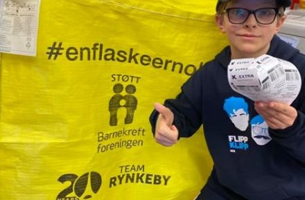 Emil samler inn panteflasker