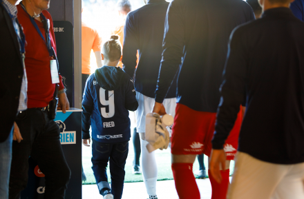 Preben går ut på Marienlyst stadion med fotballgutta