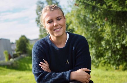 Caia ute i hagen