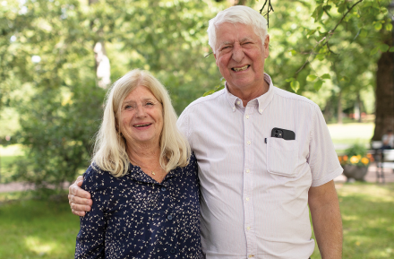 Vibeke og Gunnar i hagen