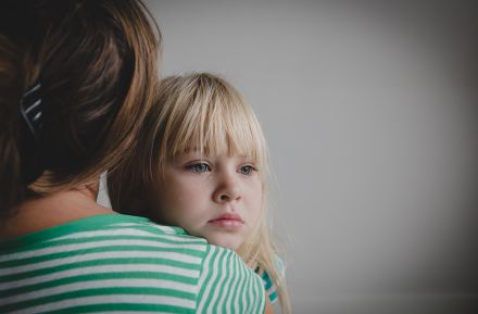 Barn på armen til mamma